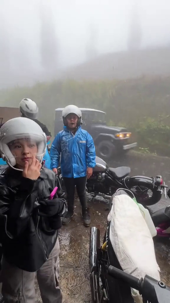 9 Momen The Dudas Minus One neduh bareng warga saat kehujaan di Bromo, gayanya kayak bapak-bapak biasa