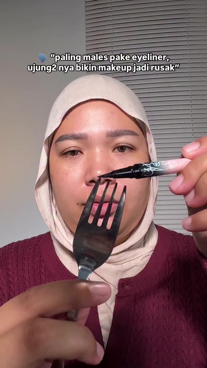Tak perlu pakai solasi lagi, ini cara baru gambar garis eyeliner lurus tanpa bikin makeup rusak