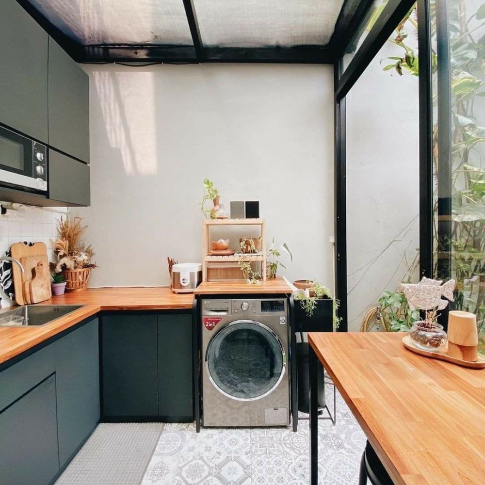 5 Desain dapur semi outdoor untuk pasutri yang baru beli rumah subsidi, hemat ruang tapi estetik