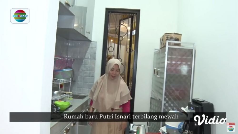 11 Potret sudut dapur minimalis putri d'academy, ada 'kulkas sultan' tinggi nyaris 2 meter