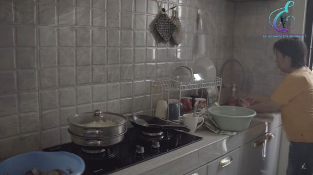 11 Potret sudut dapur minimalis putri d'academy, ada 'kulkas sultan' tinggi nyaris 2 meter