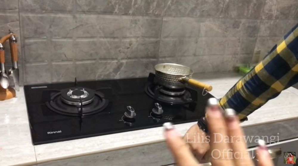 11 Potret sudut dapur minimalis putri d'academy, ada 'kulkas sultan' tinggi nyaris 2 meter