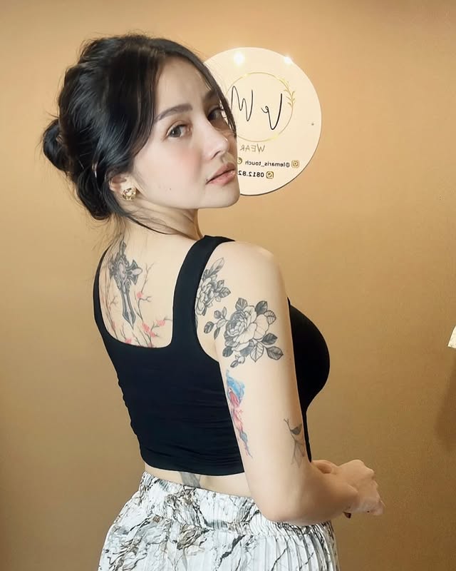 Jatuh cinta body painting sejak gadis, 9 potret Mawar AFI pamer tato di tubuh dari 2004 hingga kini