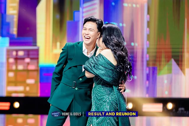 Cinlok sejak awal kompetisi, 9 potret kemesraan Shabrina dan Fajar Noor di panggung Indonesian Idol