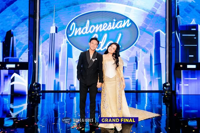 Cinlok sejak awal kompetisi, 9 potret kemesraan Shabrina dan Fajar Noor di panggung Indonesian Idol