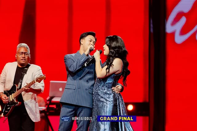 Cinlok sejak awal kompetisi, 9 potret kemesraan Shabrina dan Fajar Noor di panggung Indonesian Idol