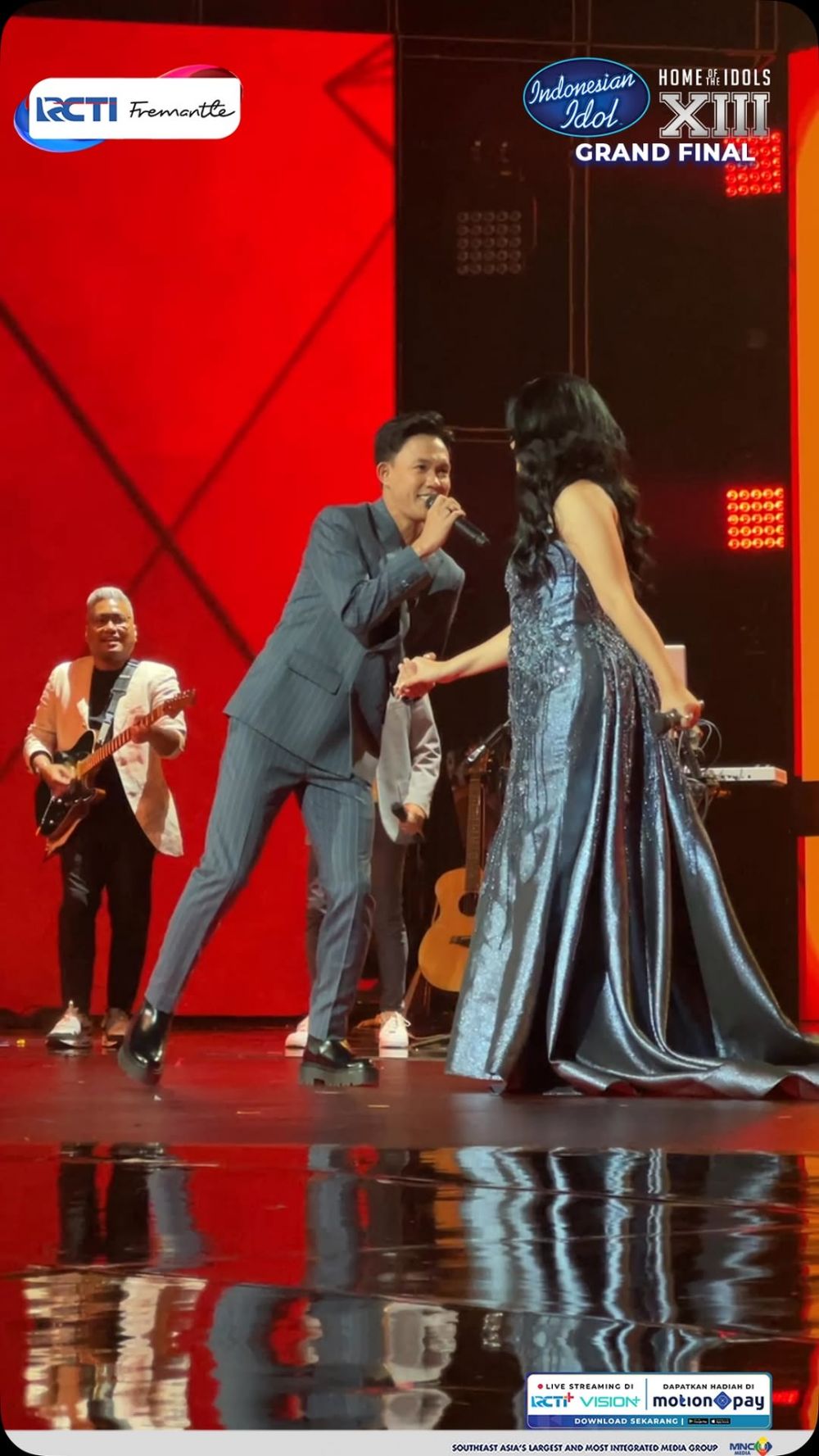 Cinlok sejak awal kompetisi, 9 potret kemesraan Shabrina dan Fajar Noor di panggung Indonesian Idol