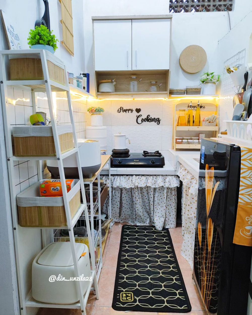 9 Potret dapur sepetak tanpa kitchen set, estetiknya bikin auto pengen nata ulang dapur sendiri