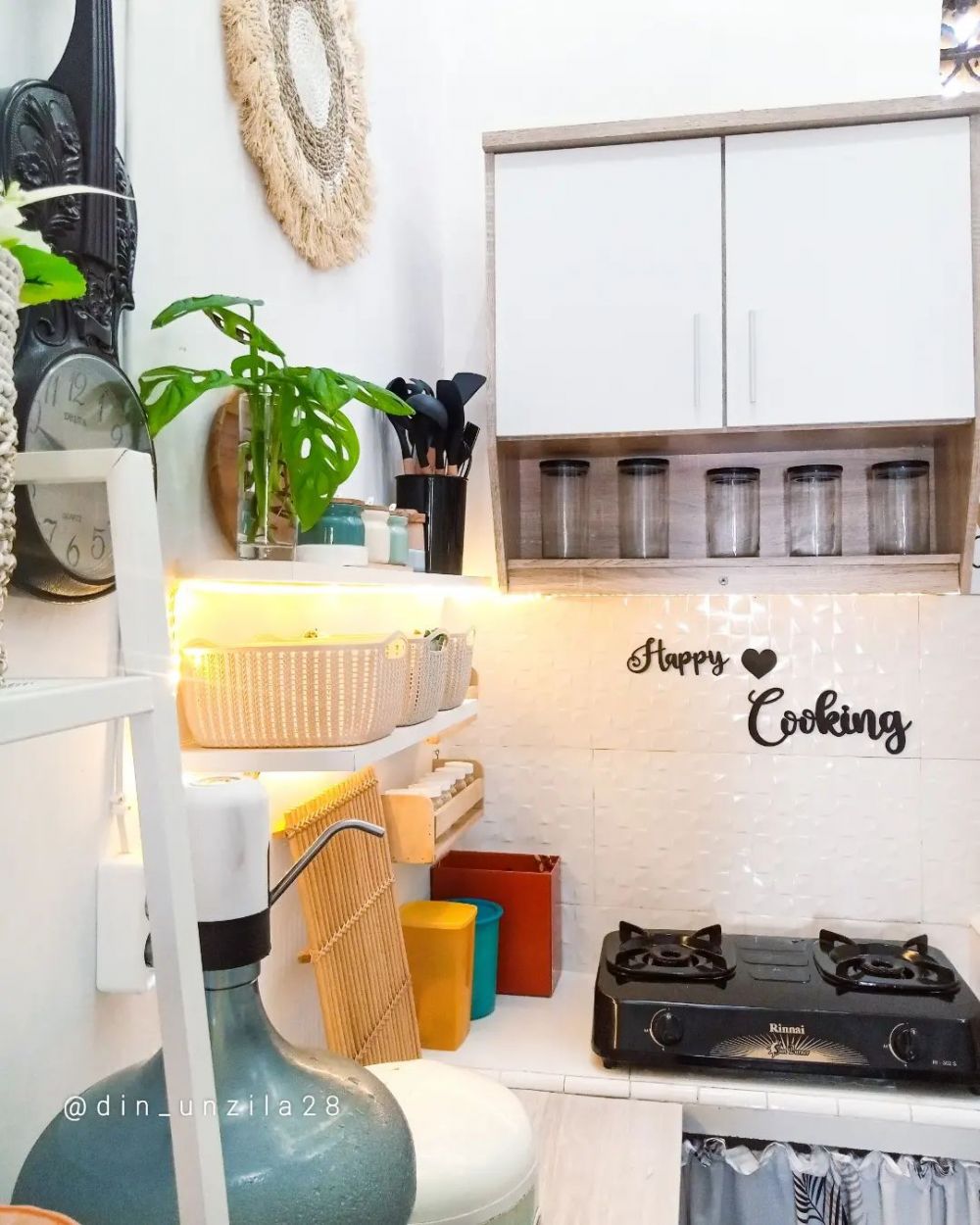 9 Potret dapur sepetak tanpa kitchen set, estetiknya bikin auto pengen nata ulang dapur sendiri
