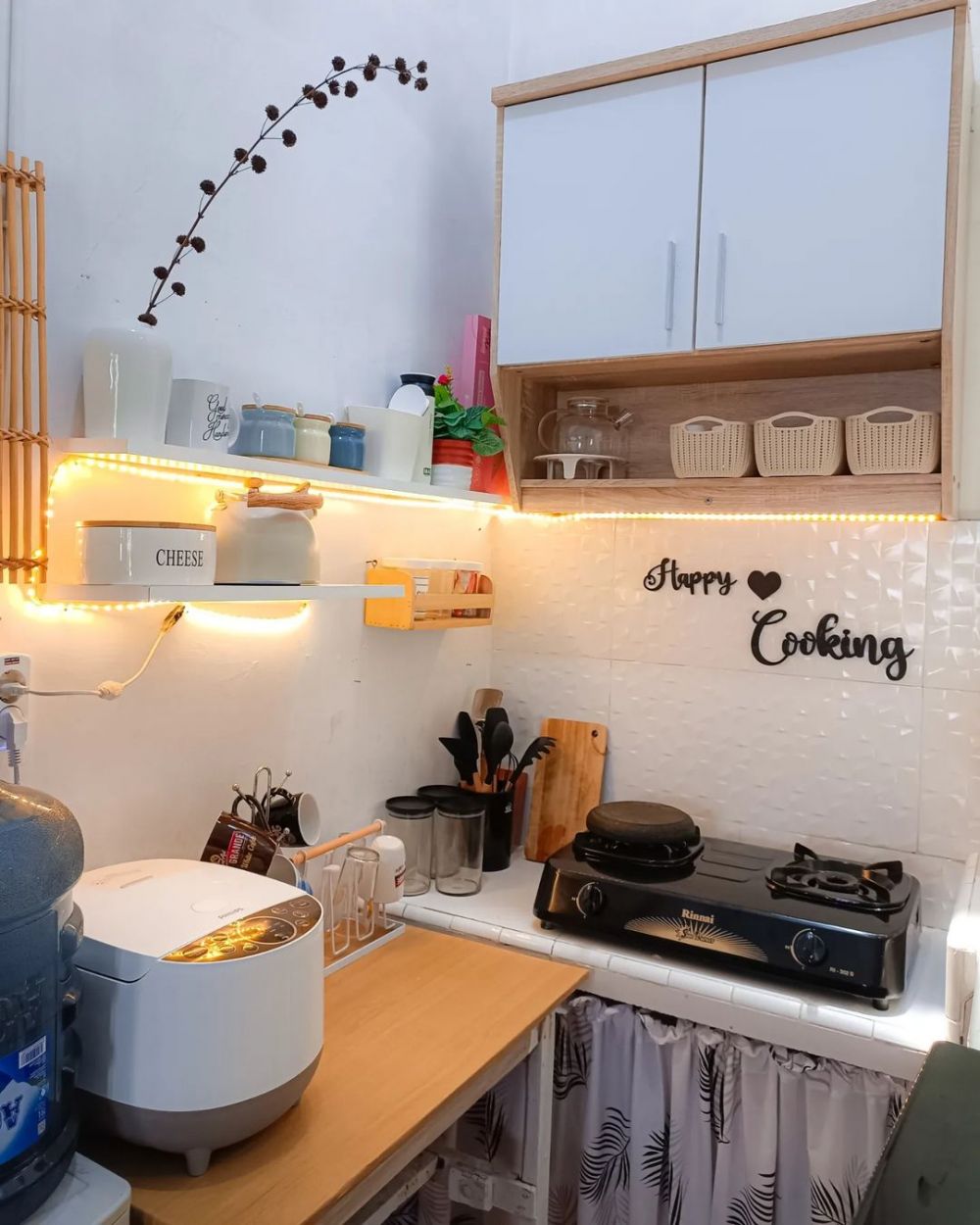 9 Potret dapur sepetak tanpa kitchen set, estetiknya bikin auto pengen nata ulang dapur sendiri