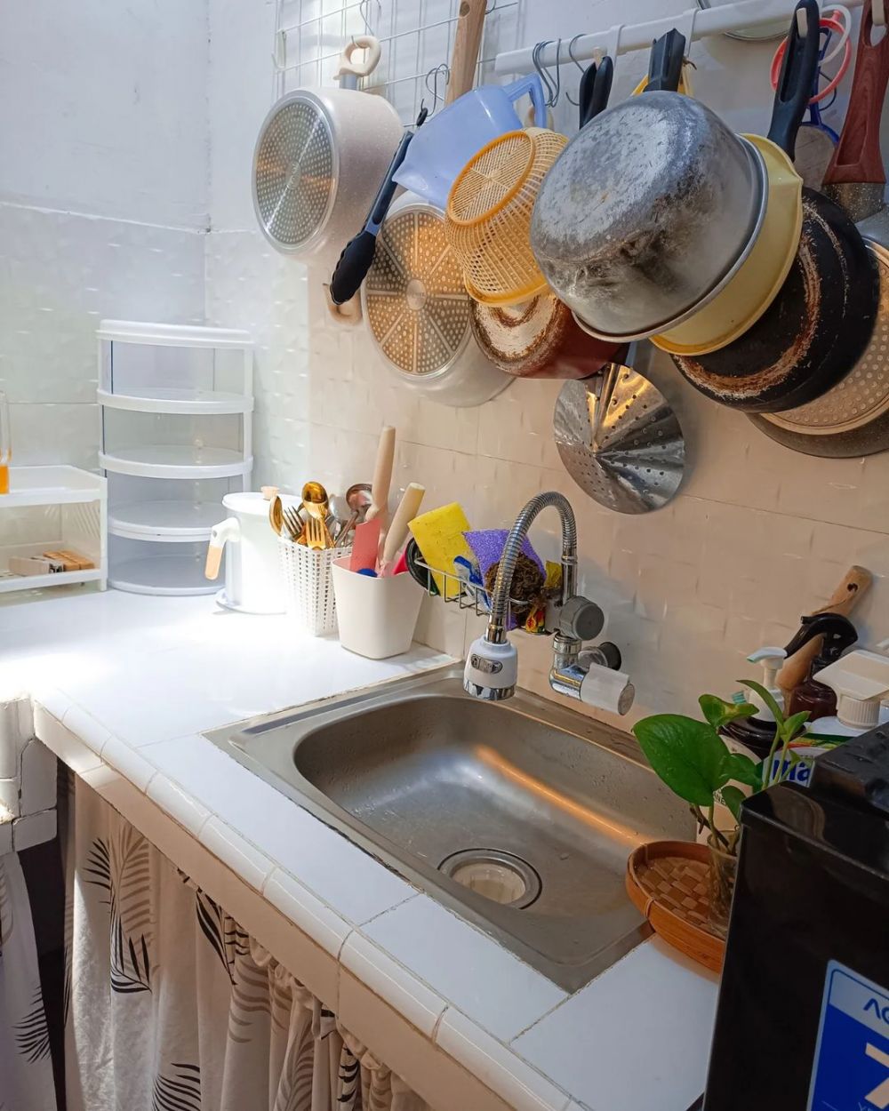 9 Potret dapur sepetak tanpa kitchen set, estetiknya bikin auto pengen nata ulang dapur sendiri