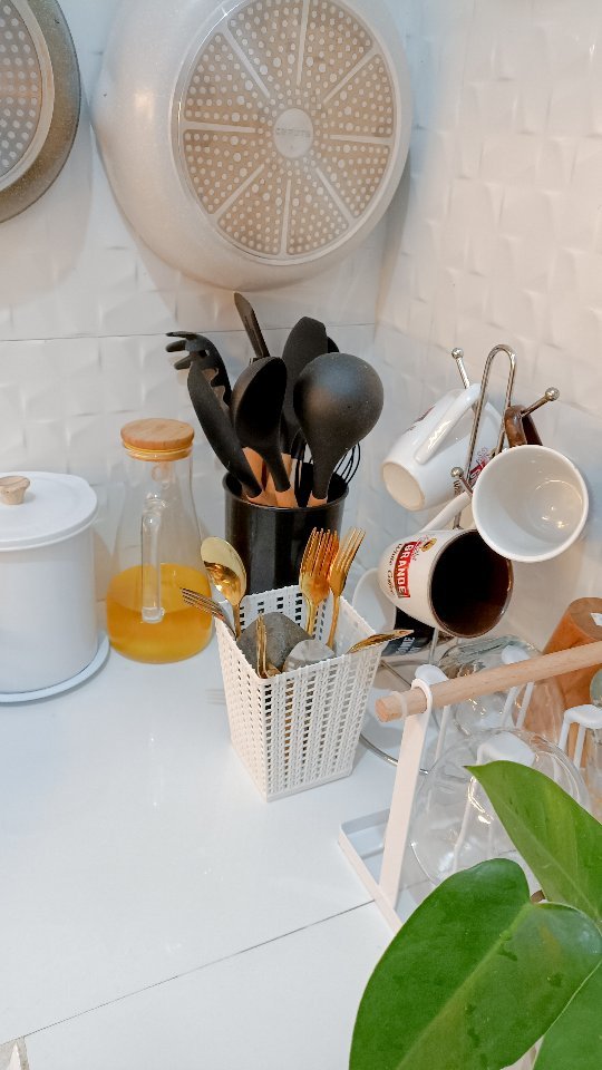 9 Potret dapur sepetak tanpa kitchen set, estetiknya bikin auto pengen nata ulang dapur sendiri