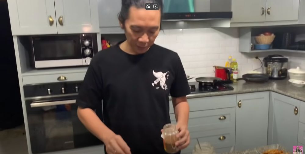 Bergaya modern minimalis penuh barang antik, intip 7 cara Bimbim Slank mengatur dapur di rumah uniknya