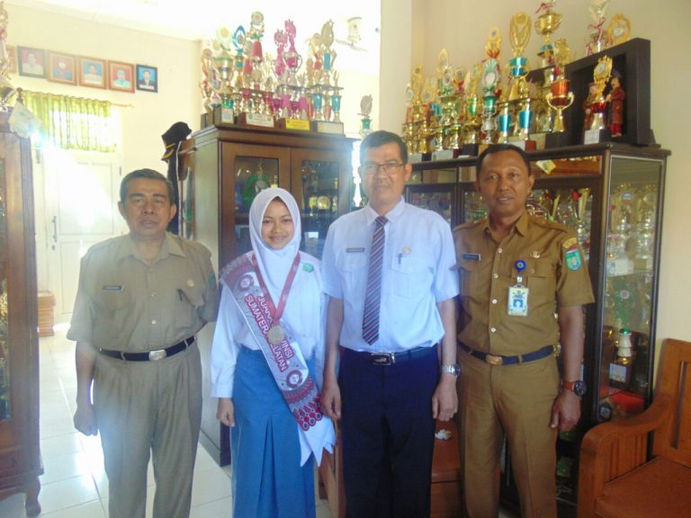 Potret lawas Happy Asmara manglingi abis, intip pesona muda 11 pedangdut saat SMA