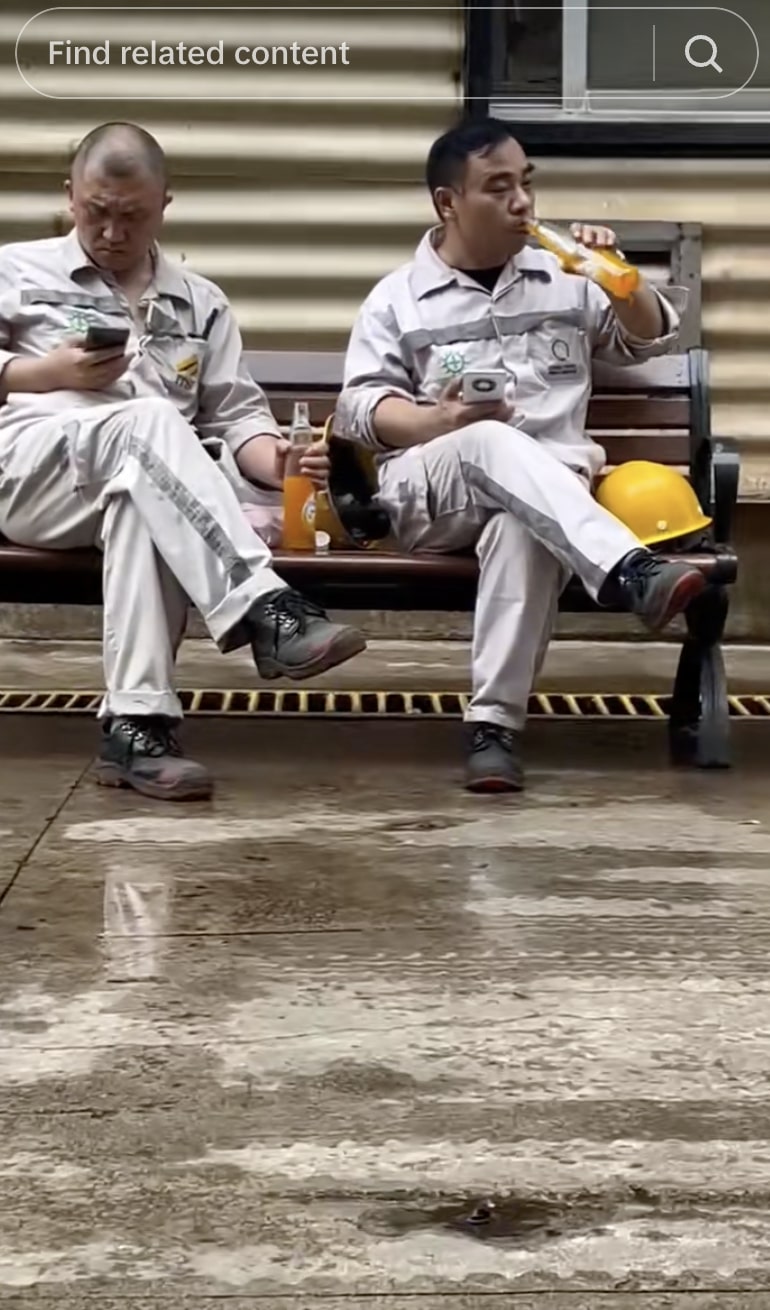 Aksi pekerja asing minum sirup lokal langsung ditenggak, gimana sih cara minumnya yang benar?