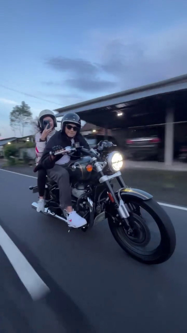 9 Potret nostalgia Antonio dan Zoe Abbas motoran bareng, ogah jual kendaraan karena penuh kenangan