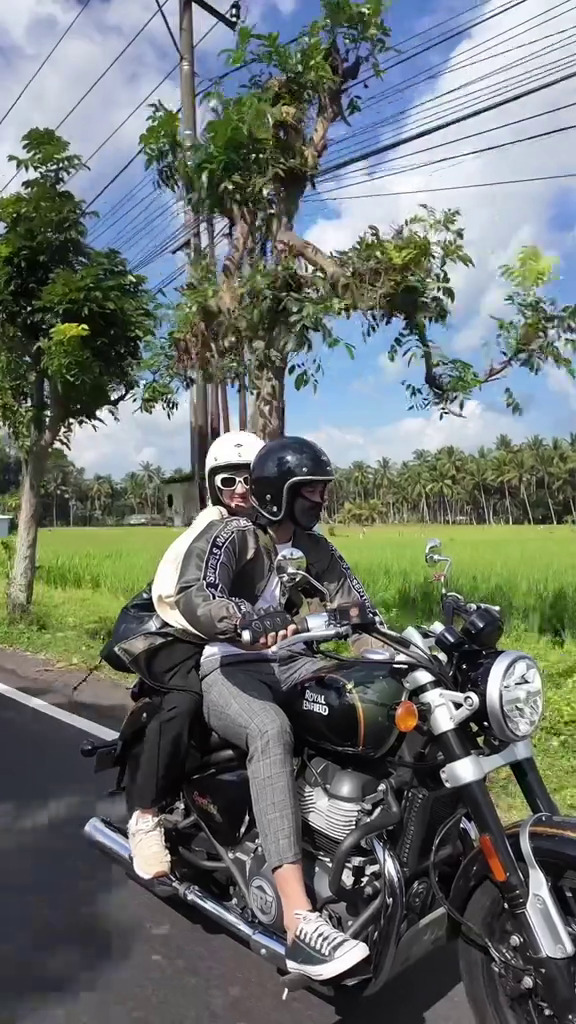 9 Potret nostalgia Antonio dan Zoe Abbas motoran bareng, ogah jual kendaraan karena penuh kenangan