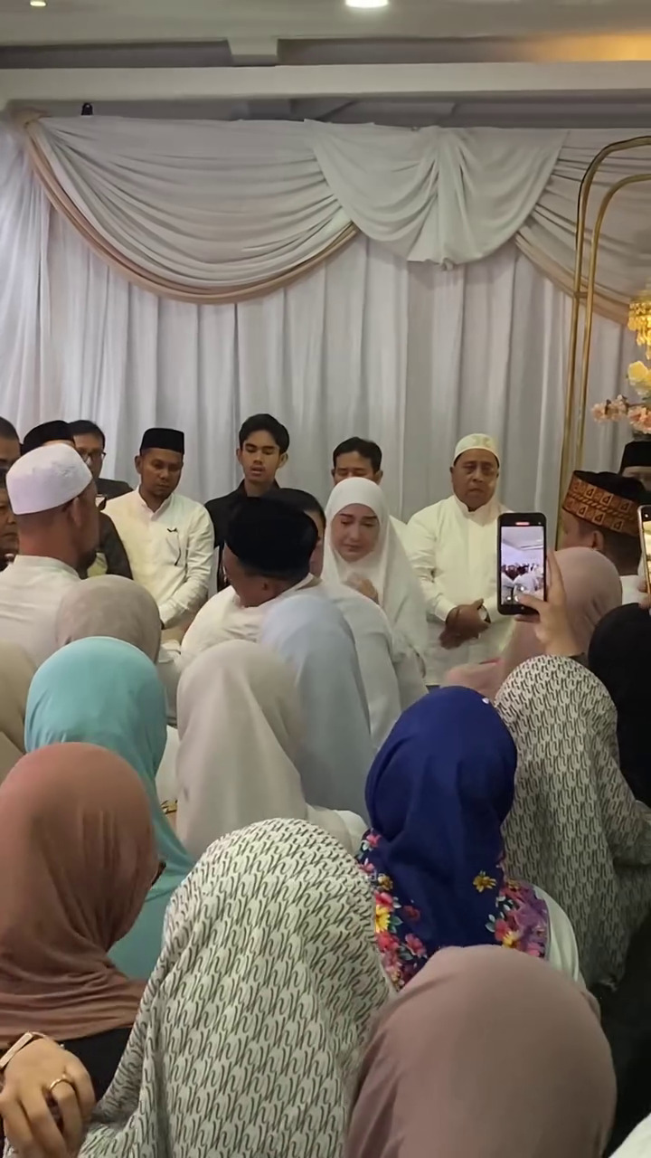 Segera sambangi Masjidil Haram, ini 9 momen pengajian pemberangkatan haji Haldy Sabri dan Irish Bella