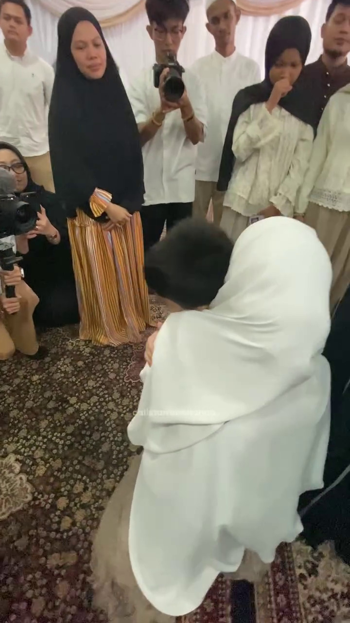 Segera sambangi Masjidil Haram, ini 9 momen pengajian pemberangkatan haji Haldy Sabri dan Irish Bella