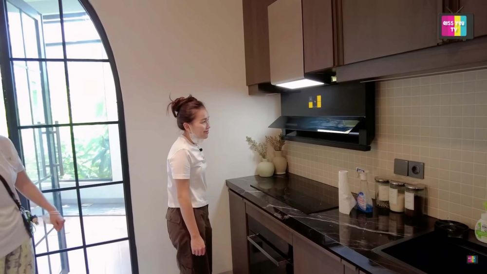 Tempat masaknya mungil tapi canggih, ini 5 cara Hesti Purwadinata menata dapur minimalis tetap estetik