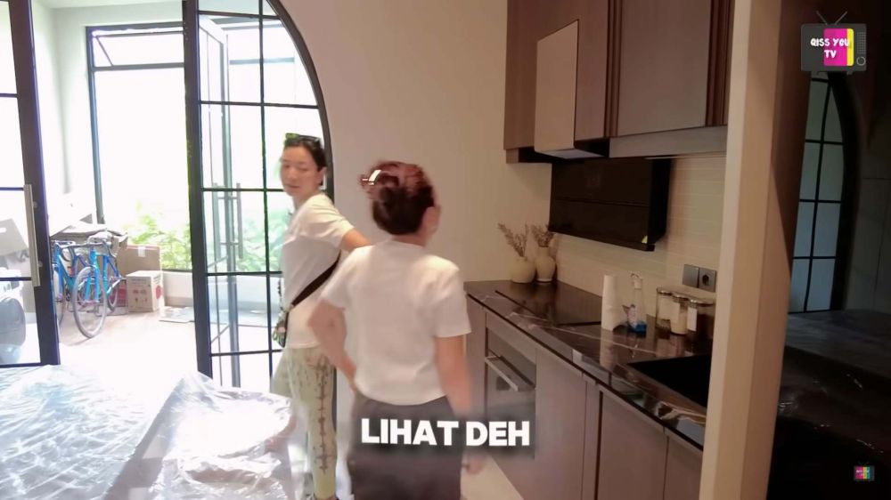 Tempat masaknya mungil tapi canggih, ini 5 cara Hesti Purwadinata menata dapur minimalis tetap estetik