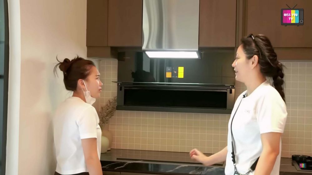 Tempat masaknya mungil tapi canggih, ini 5 cara Hesti Purwadinata menata dapur minimalis tetap estetik