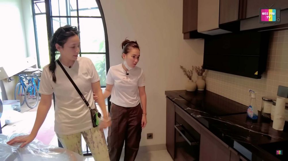 Tempat masaknya mungil tapi canggih, ini 5 cara Hesti Purwadinata menata dapur minimalis tetap estetik