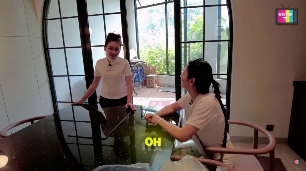 Tempat masaknya mungil tapi canggih, ini 5 cara Hesti Purwadinata menata dapur minimalis tetap estetik