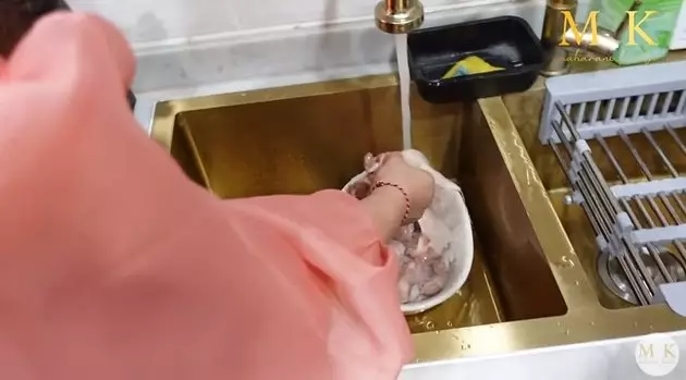 Huniannya ditaksir Rp8 M, begini 5 cara Ivan Gunawan menata dapur mewahnya dengan dekorasi nuansa emas