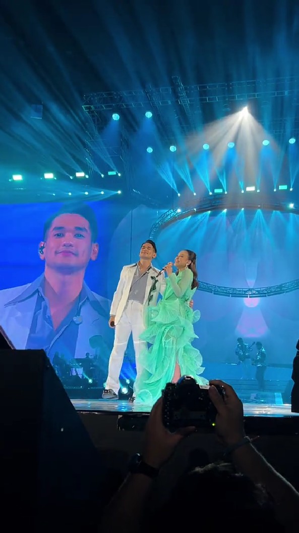 9 Momen Afgan beri kejutan duet di konser Rossa, aksi romantisnya usai nyanyi bikin heboh fans