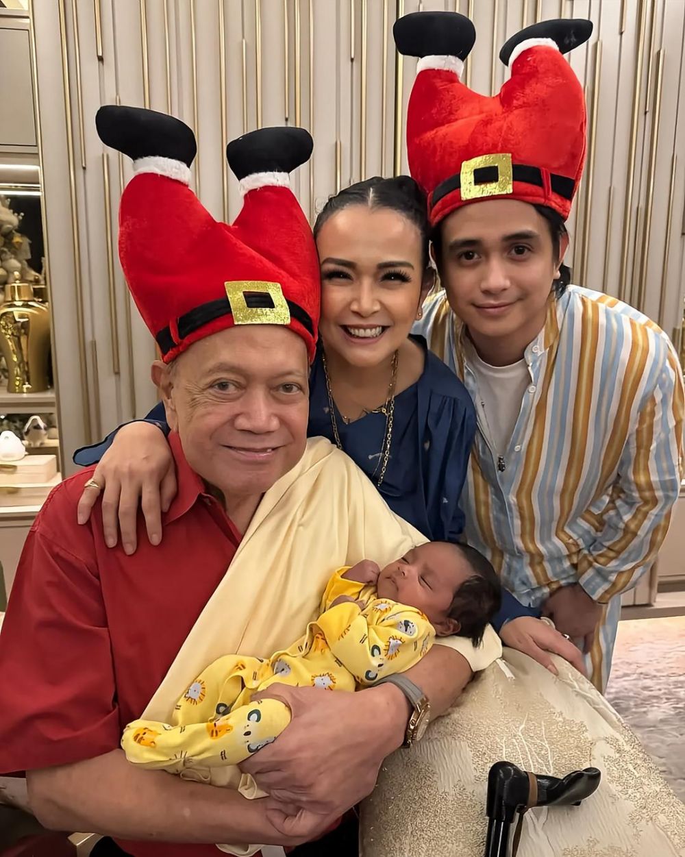 9 Potret Jennifer Jill dan Ajun Perwira momong bayi yang diadopsi, bahagia bisa urus anak bersama