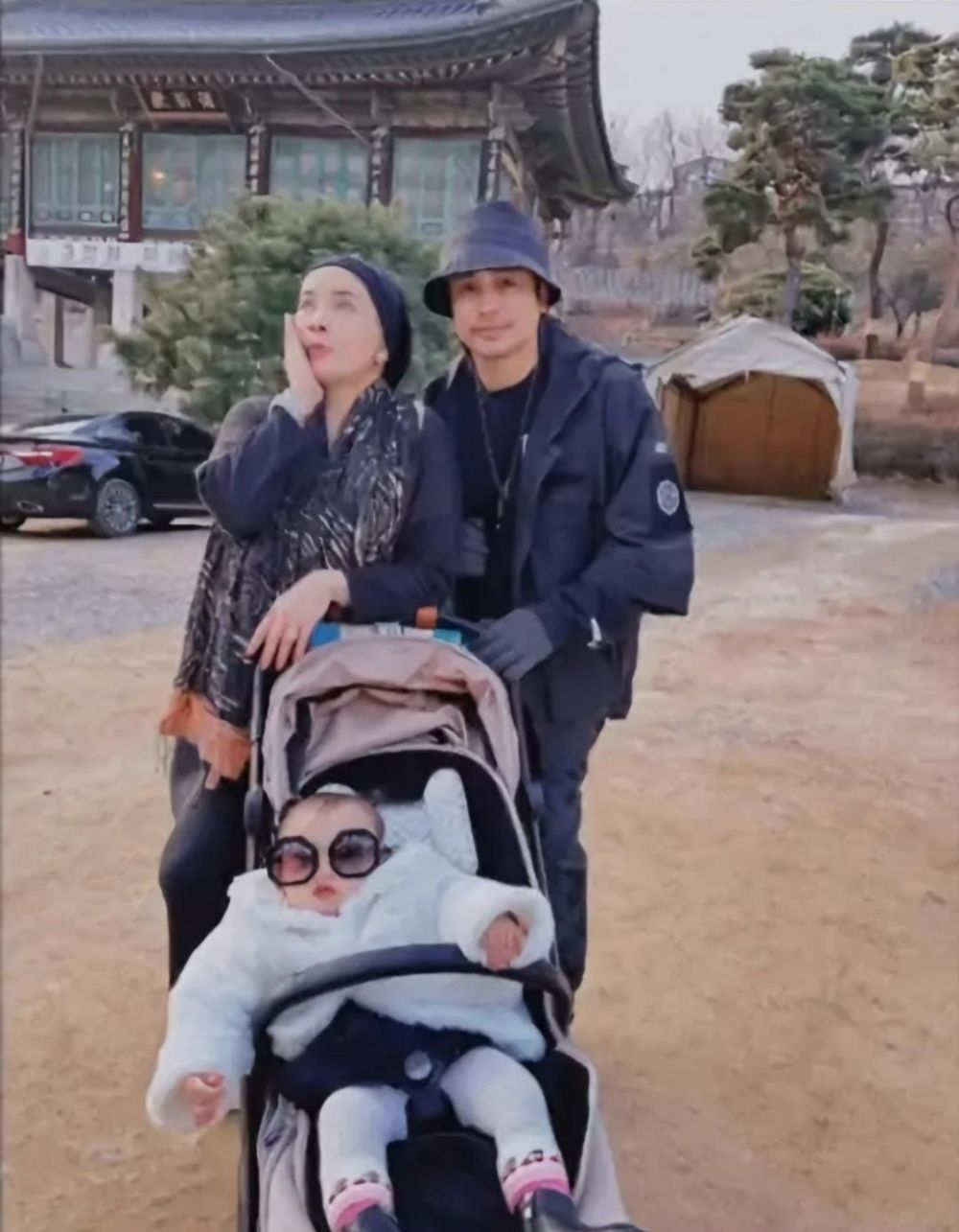 9 Potret Jennifer Jill dan Ajun Perwira momong bayi yang diadopsi, bahagia bisa urus anak bersama