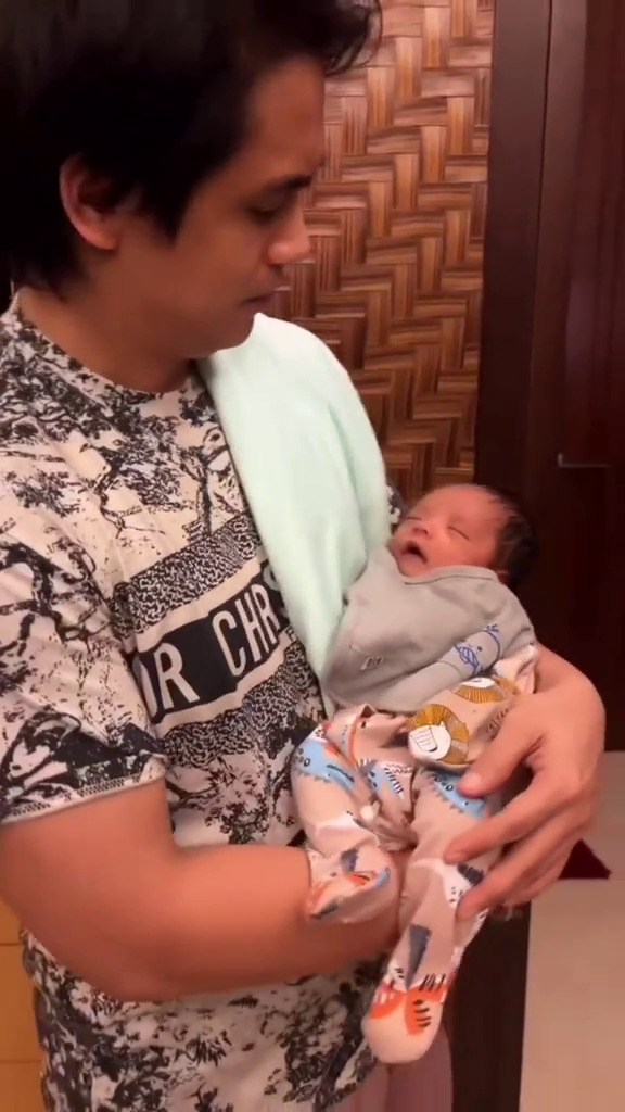 9 Potret Jennifer Jill dan Ajun Perwira momong bayi yang diadopsi, bahagia bisa urus anak bersama