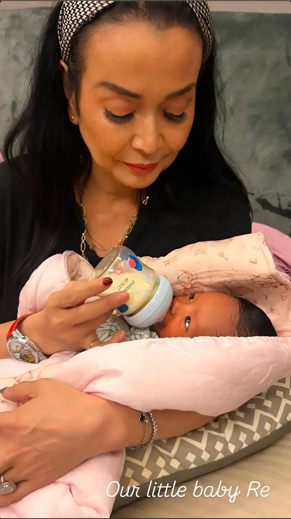 9 Potret Jennifer Jill dan Ajun Perwira momong bayi yang diadopsi, bahagia bisa urus anak bersama