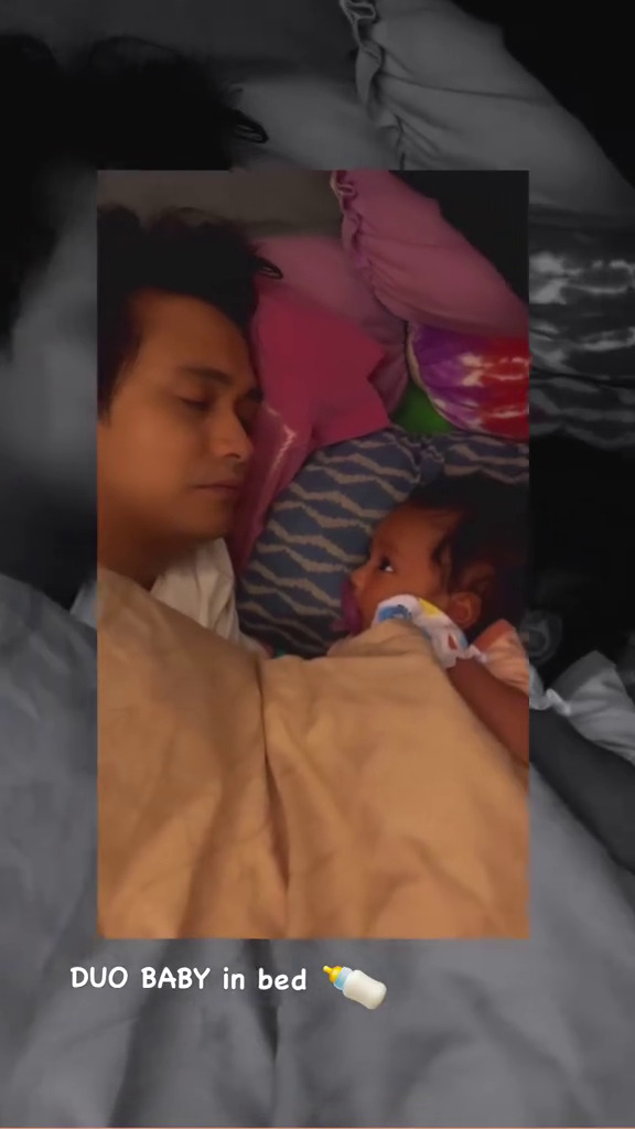 9 Potret Jennifer Jill dan Ajun Perwira momong bayi yang diadopsi, bahagia bisa urus anak bersama