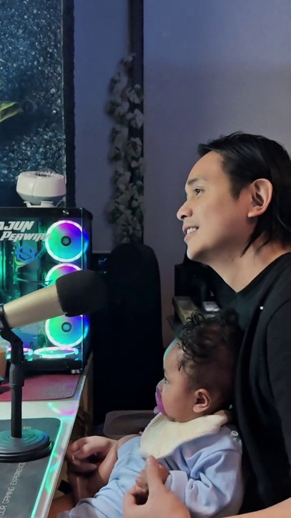 9 Potret Jennifer Jill dan Ajun Perwira momong bayi yang diadopsi, bahagia bisa urus anak bersama