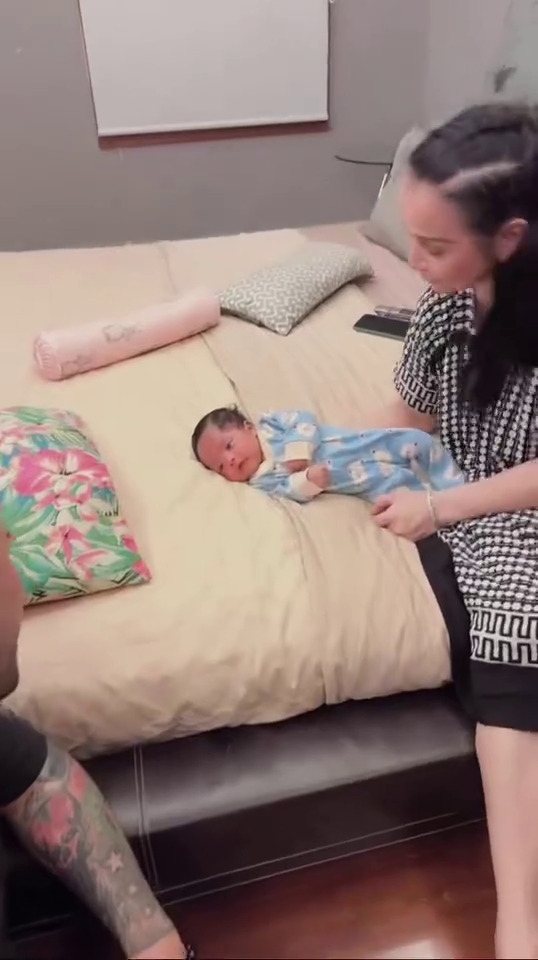 9 Potret Jennifer Jill dan Ajun Perwira momong bayi yang diadopsi, bahagia bisa urus anak bersama