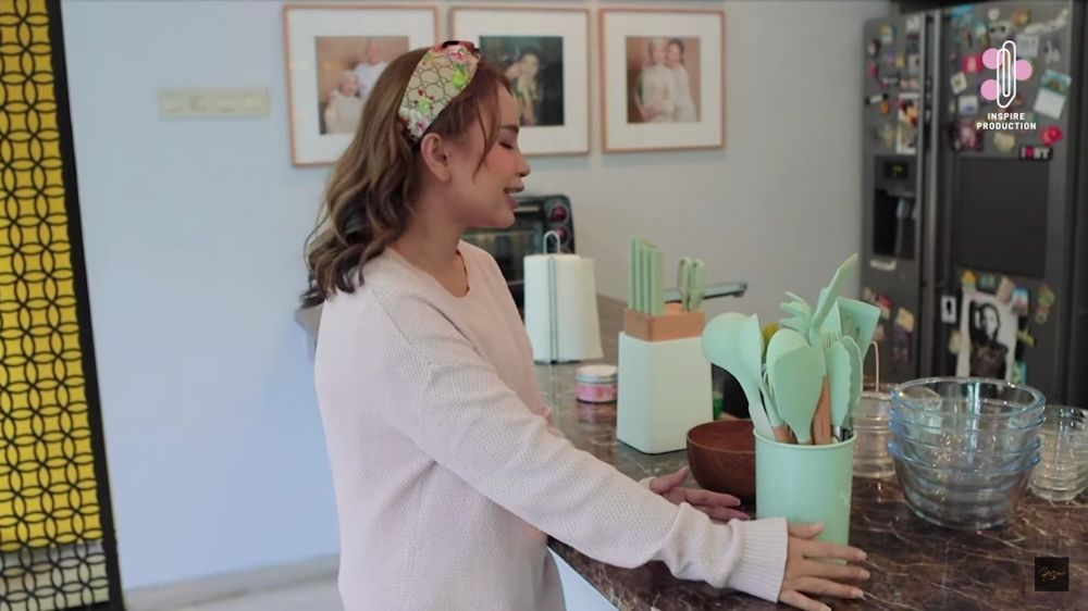 Punya hobi ngonten masak, ini 7 cara Rossa menata dapurnya tampil estetik ala kafe