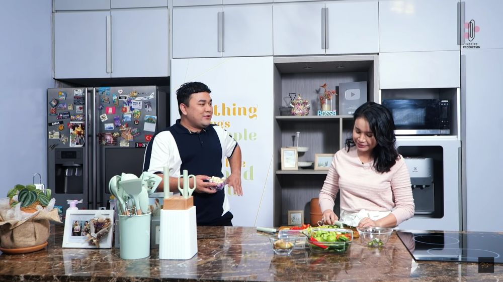 Punya hobi ngonten masak, ini 7 cara Rossa menata dapurnya tampil estetik ala kafe