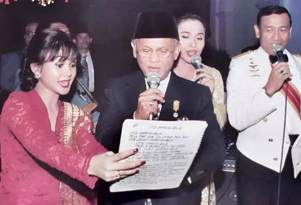 Menolak tua di usia 52 tahun, 9 potret lawas Yuni Shara di usia 20-an ini buktikan usia hanya angka