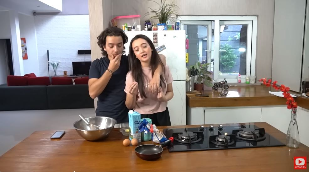 Simpel tapi nyempil di bawah tangga, ini 11 potret dapur Bryan Domani yang kecil tapi fungsional