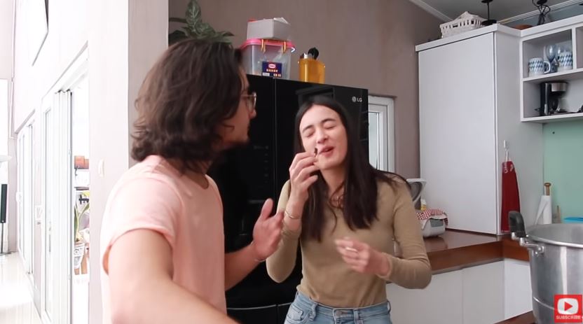 Simpel tapi nyempil di bawah tangga, ini 11 potret dapur Bryan Domani yang kecil tapi fungsional