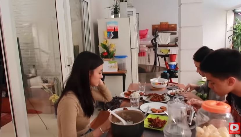 Simpel tapi nyempil di bawah tangga, ini 11 potret dapur Bryan Domani yang kecil tapi fungsional