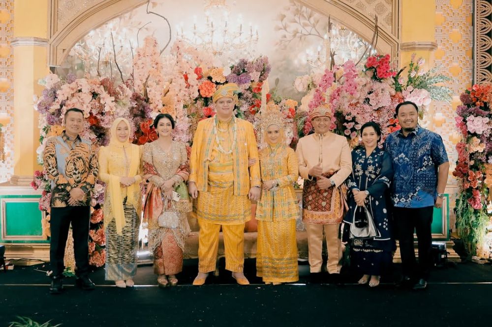 Bella Saphira mantu anak sambung, 9 potret pernikahan Achmad Charliandra dan Ulfa Sarah digelar mewah