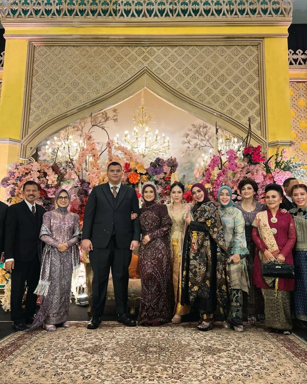 Bella Saphira mantu anak sambung, 9 potret pernikahan Achmad Charliandra dan Ulfa Sarah digelar mewah