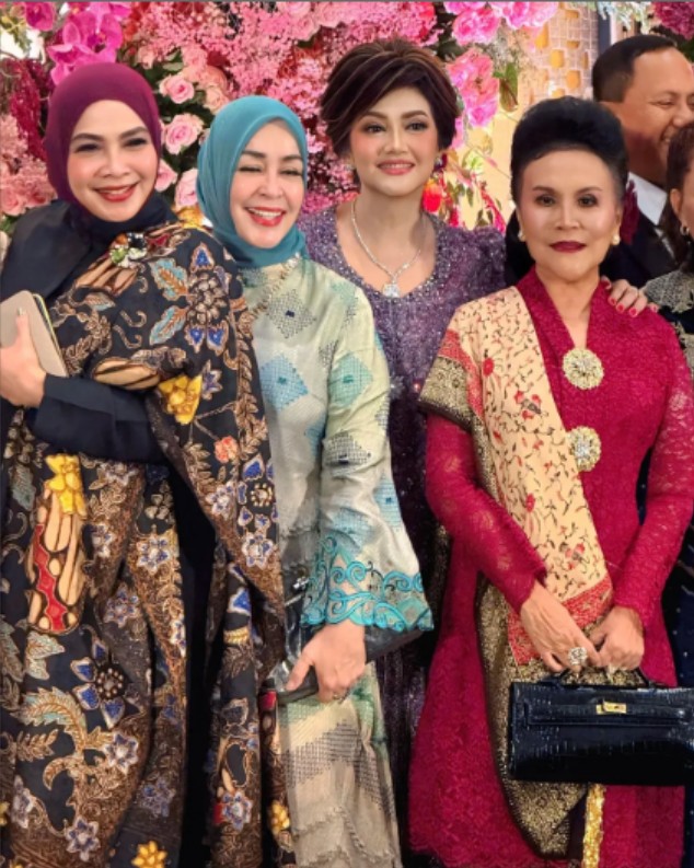 Bella Saphira mantu anak sambung, 9 potret pernikahan Achmad Charliandra dan Ulfa Sarah digelar mewah