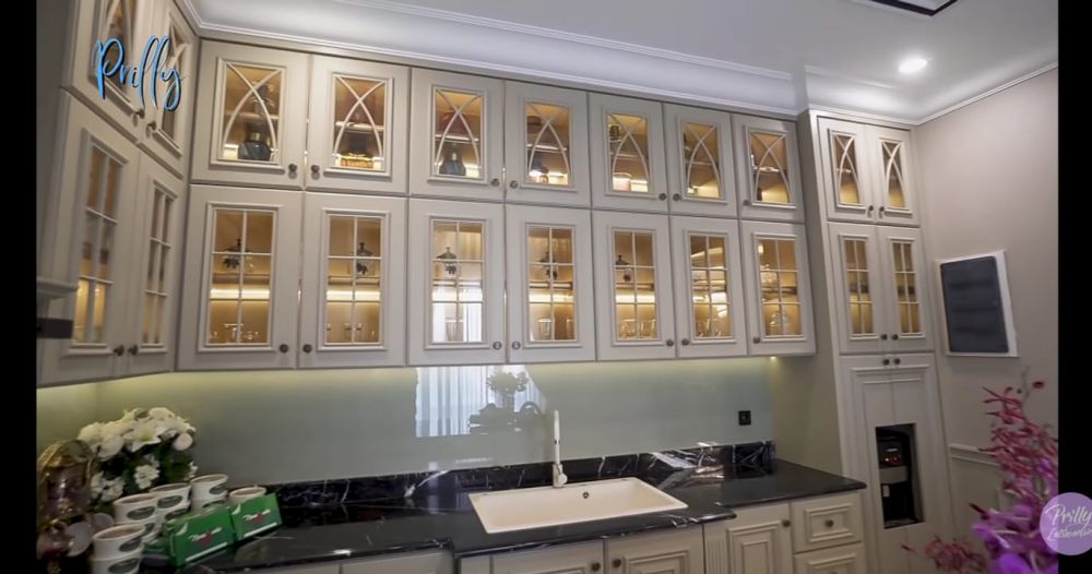 Artis top punya rumah mewah Rp 20 M ini dulunya host, intip 7 cara Prilly Latuconsina menata dapur