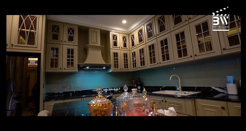 Artis top punya rumah mewah Rp 20 M ini dulunya host, intip 7 cara Prilly Latuconsina menata dapur