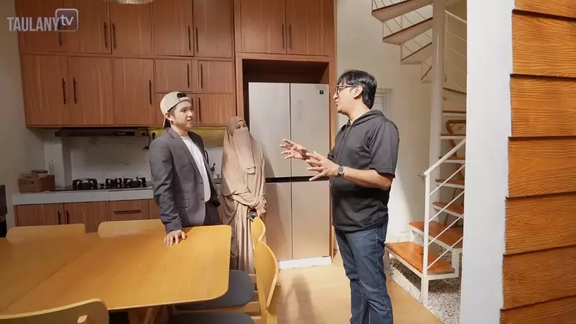 Interiornya minimalis tapi apik, ini 5 cara Ustaz Dennis Lim menata dapurnya agar estetik bak cafe