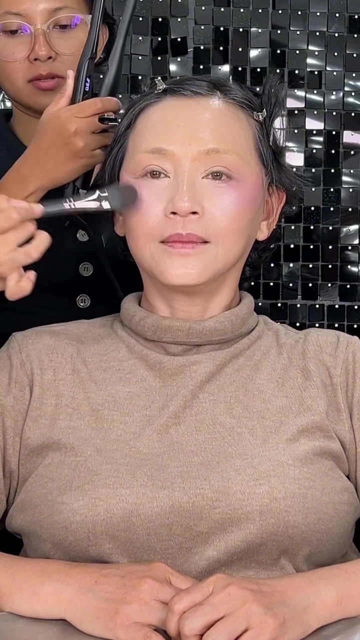 Recreate makeup ala seleb Korea, transformasi ibu-ibu ini disebut mirip banget bak pinang dibelah dua